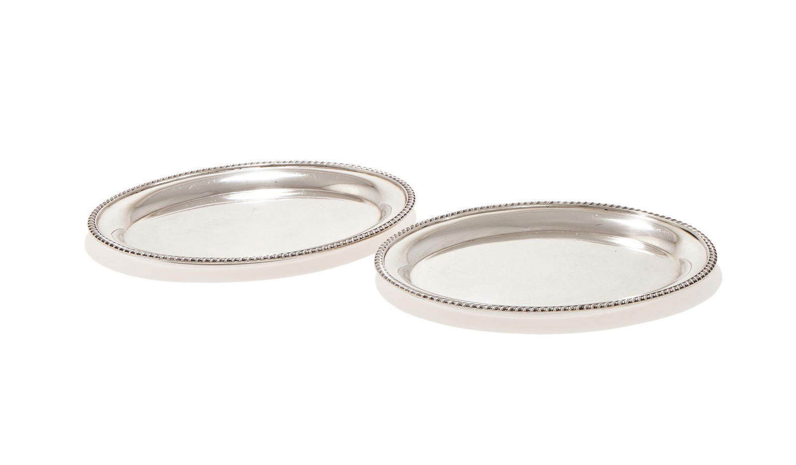 A PAIR OF SILVER OVAL TRAYS (1 of 2)