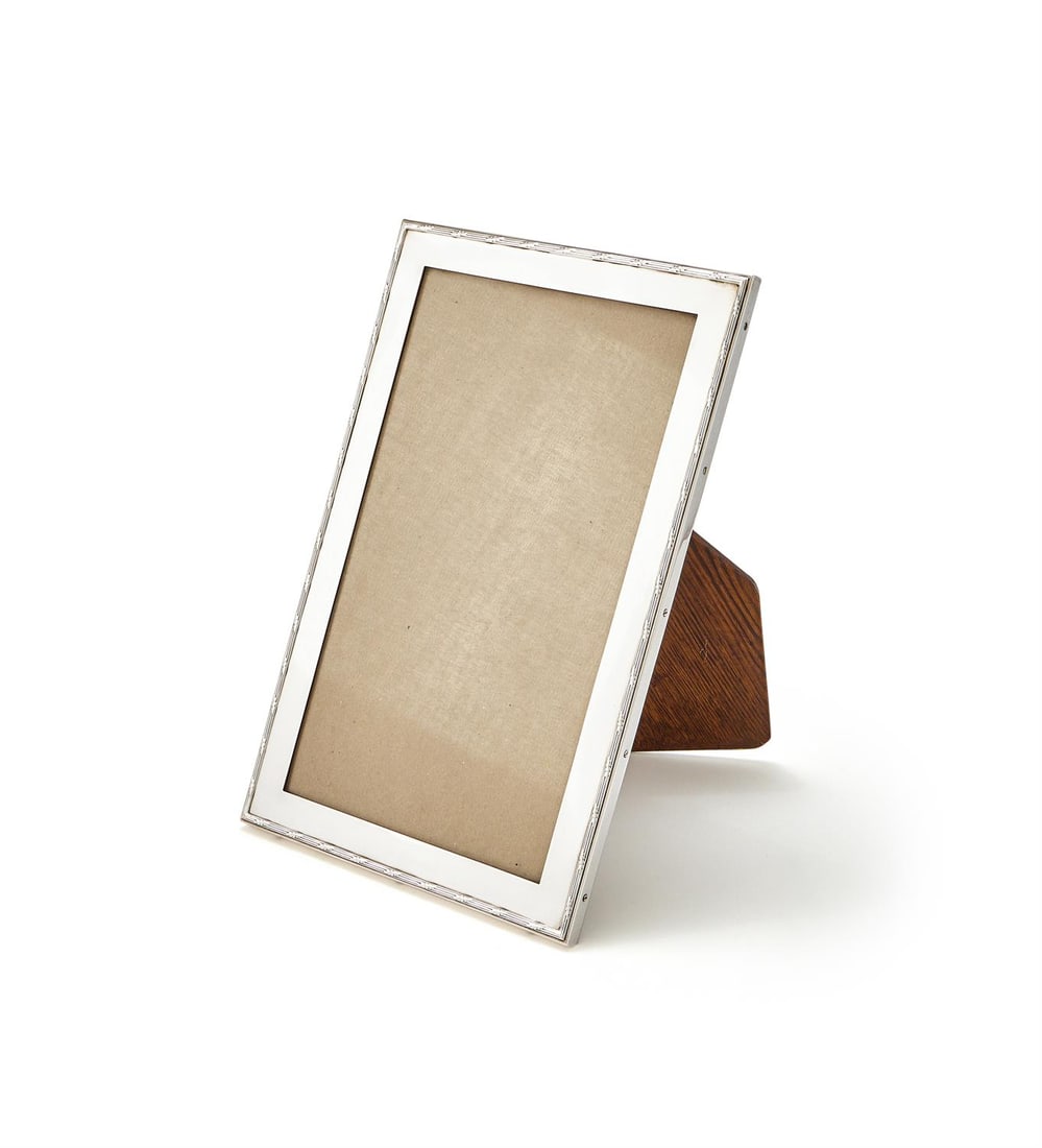 A SILVER MOUNTED RECTANGULAR PHOTO FRAME (1 of 2)