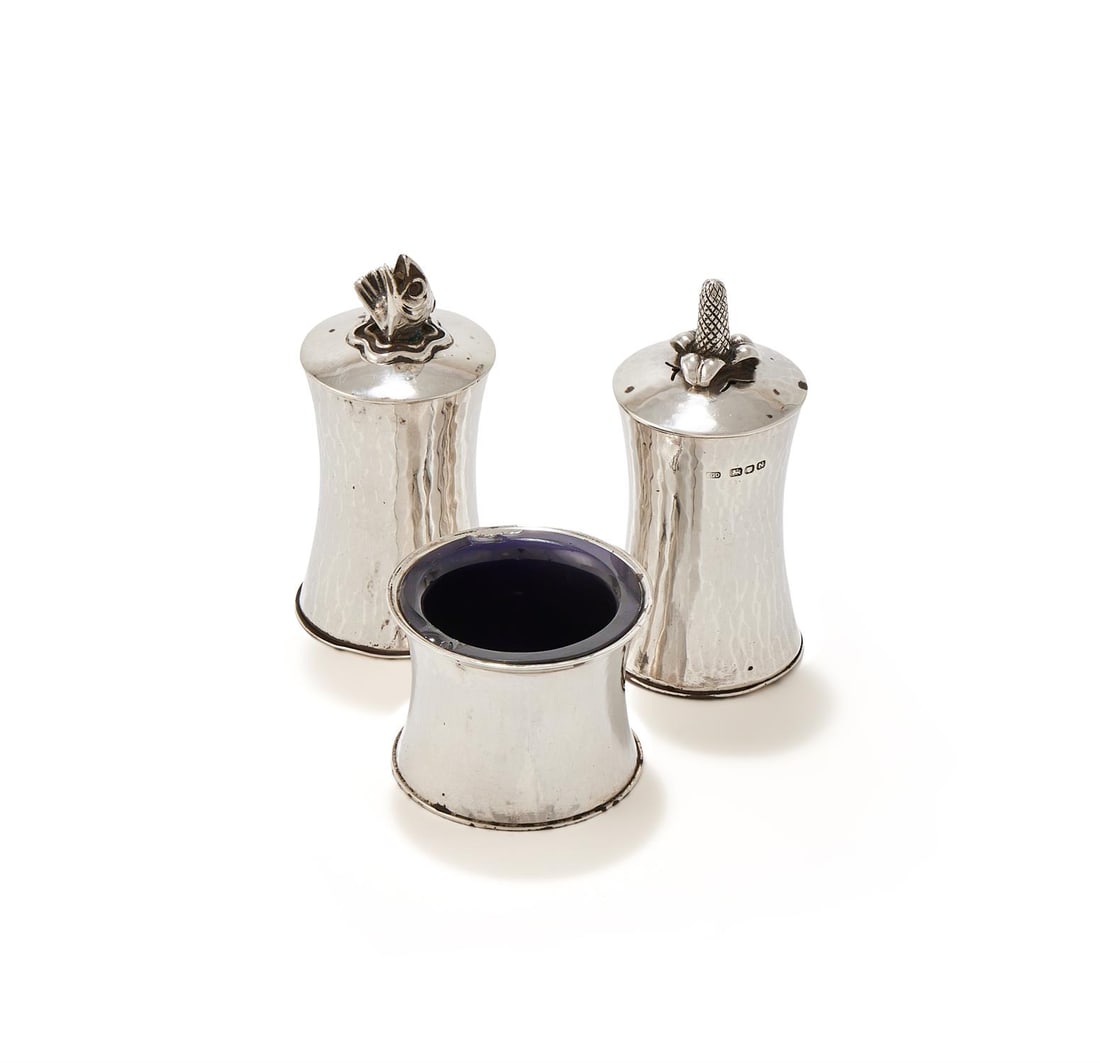 A SILVER THREE PIECE CRUET SET (1 of 2)