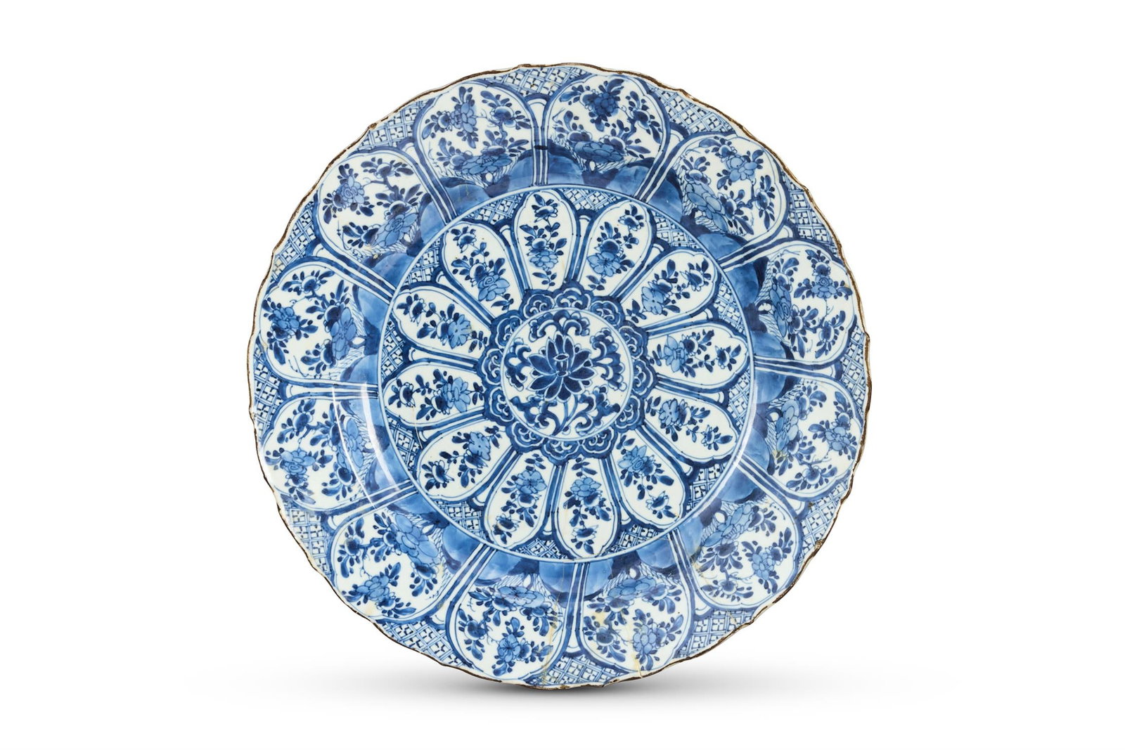 A LARGE CHINESE BLUE AND WHITE DISH, KANGXI (1662-1722) (1 of 3)