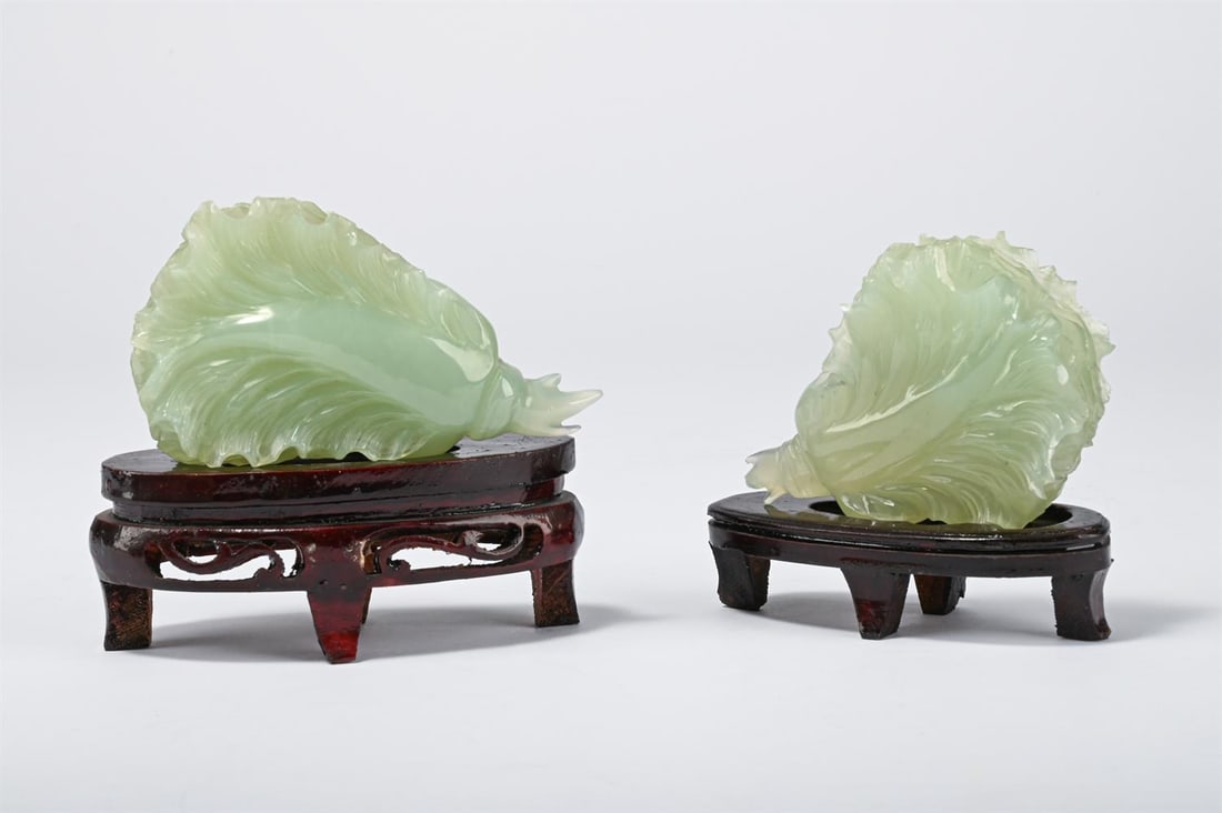 A CHINESE CARVED JADE GROUP, 20TH CENTURY, TOGETHER WITH A PAIR OF JADE CARVINGS - 3
