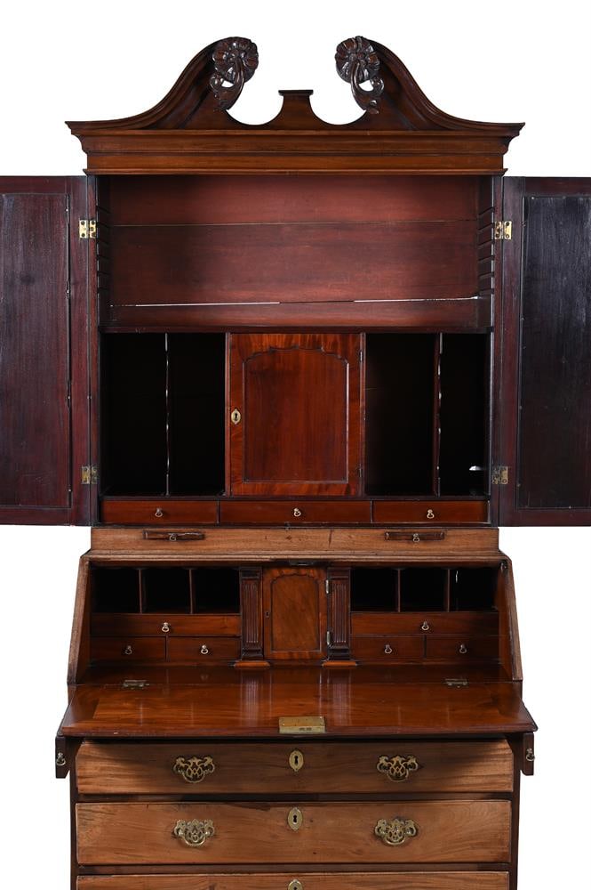 A GEORGE III MAHOGANY BUREAU CABINET, LATE 18TH CENTURY - 3