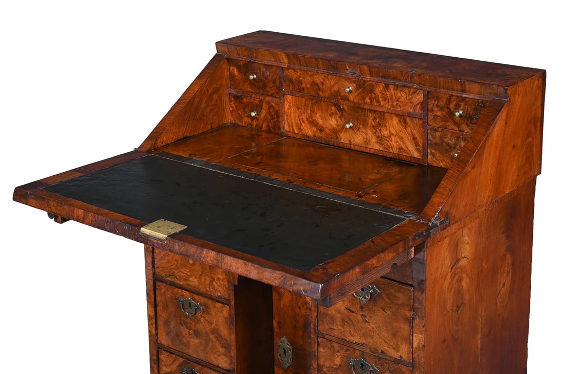 A WILLIAM III FIGURED WALNUT KNEEHOLE BUREAU, CIRCA 1700 - 2