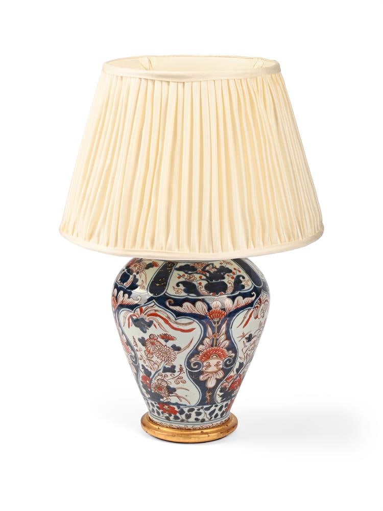 AN IMARI PORCELAIN VASE, JAPANESE, POSSIBLY 17TH CENTURY - 2