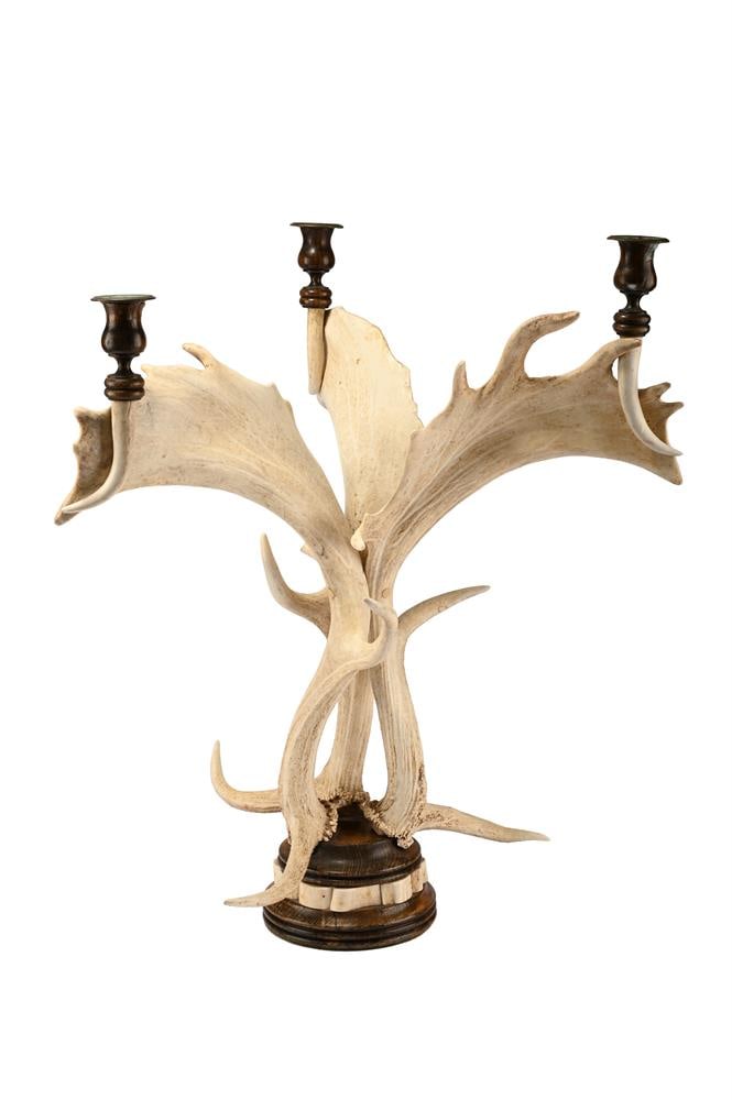 A PAIR OF OAK, STAG ANTLER AND SIMULATED HORN TABLE CANDELABRA, MODERN - 2