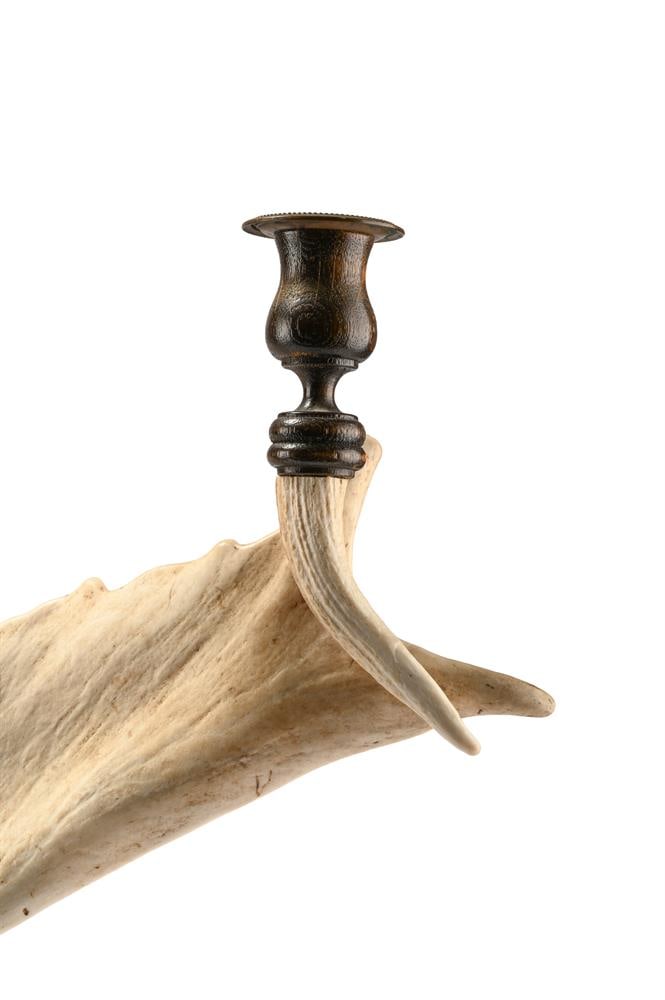 A PAIR OF OAK, STAG ANTLER AND SIMULATED HORN TABLE CANDELABRA, MODERN - 4