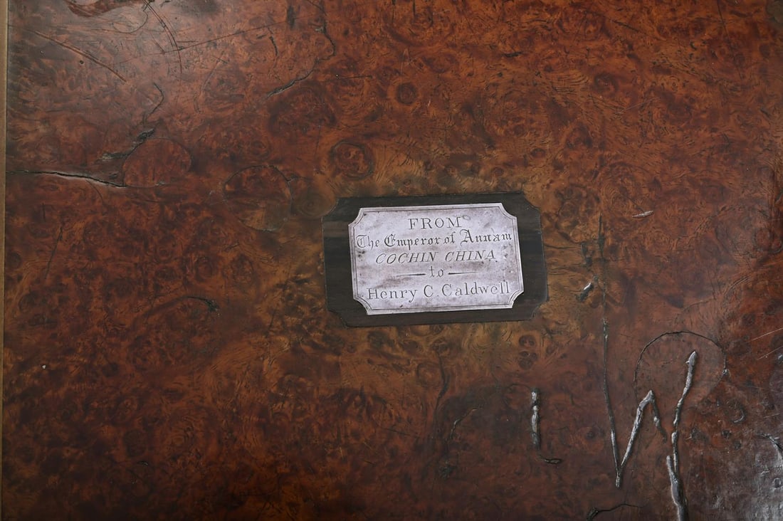 Y A CHINESE EXPORT, BRASS BOUND AMBOYNA CAMPAIGN WRITING BOX, MID 19TH CENTURY - 2