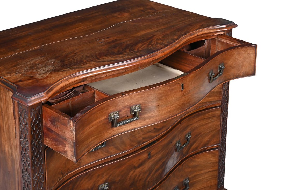 A GEORGE III MAHOGANY SERPENTINE COMMODE OR CHEST OF DRAWERS, CIRCA 1775 - 3