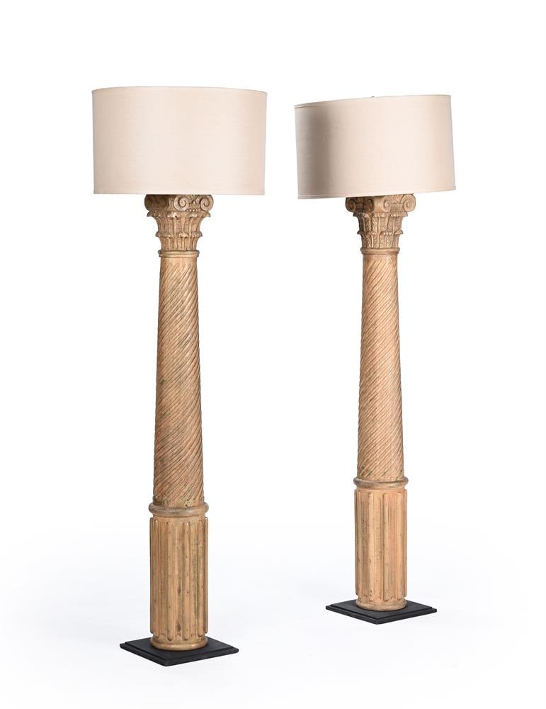 A PAIR OF CARVED AND GILTWOOD STANDARD LAMPS IN THE FORM OF CORINTHIAN COLUMNS, LATE 20TH CENTURY: A PAIR OF CARVED AND GILTWOOD STANDARD LAMPS