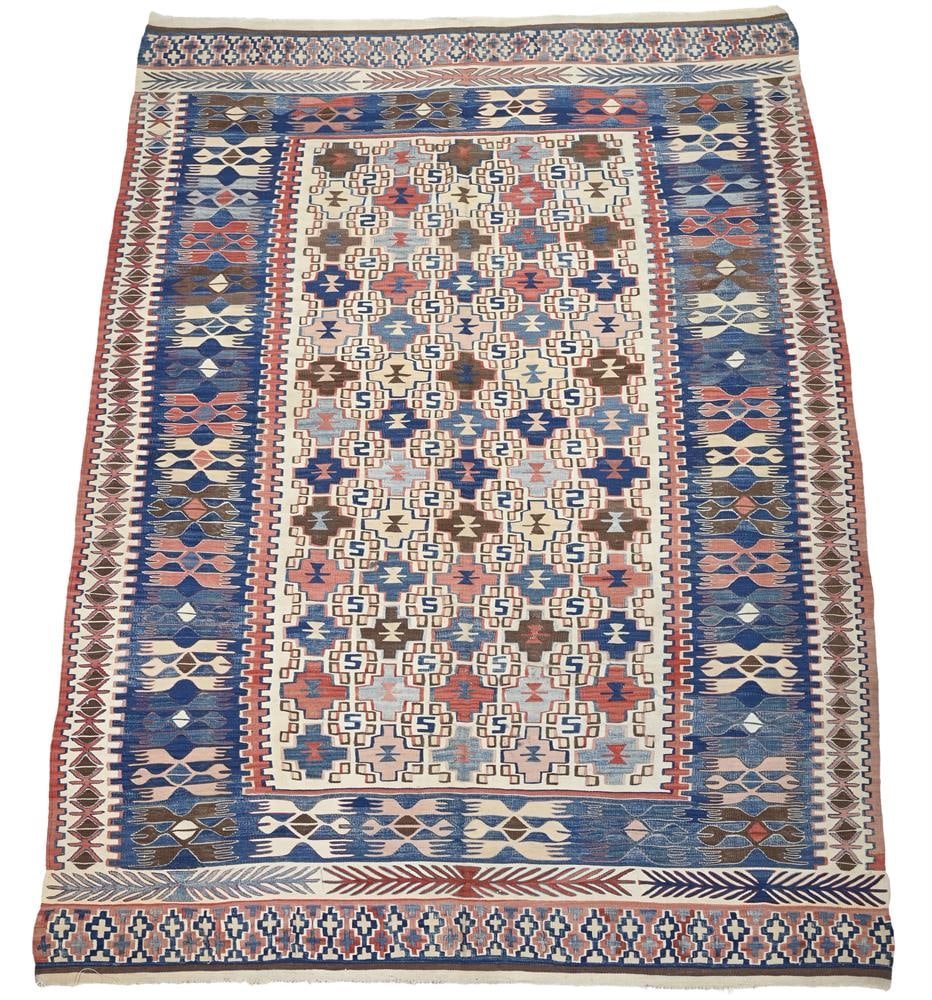 AN IVORY GROUND KILIM RUG, 20TH CENTURY: AN IVORY GROUND KILIM RUG 20TH CENTURY approximately 298 x 204cm Condition Report: PLEASE NOTE: ALL LOTS ARE LOCATED AT SACKVILLE WEST STORAGE IN ANDOVER (SP10 3SA) AND