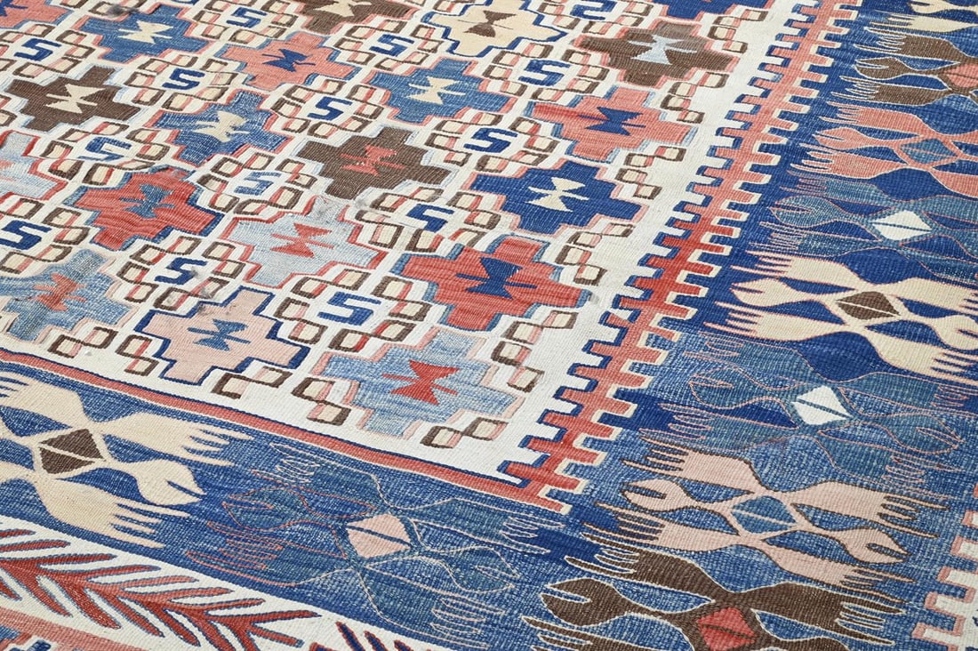 AN IVORY GROUND KILIM RUG, 20TH CENTURY - 2