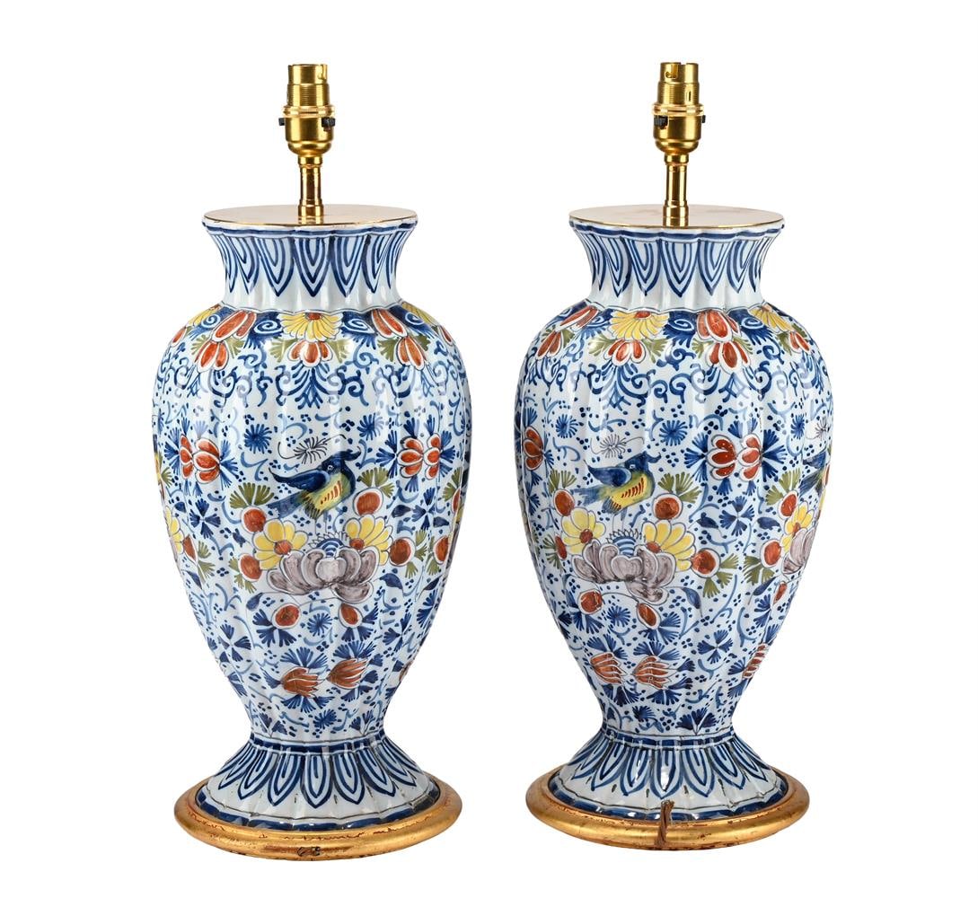 A PAIR OF DUTCH DELFT POLYCHROME OVOID AND GADROONED VASES, LATE 19TH OR EARLY 20TH CENTURY - 3