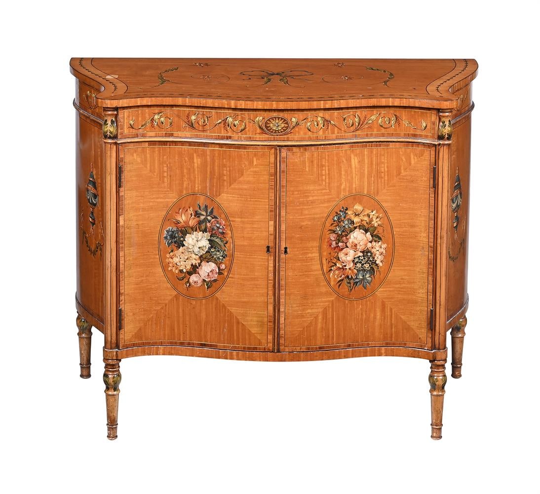 Y AN EDWARDIAN SERPENTINE FRONTED SATINWOOD SIDE CABINET, IN THE MANNER OF DRUCE & CO., CIRCA 1910: Y AN EDWARDIAN SERPENTINE FRONTED SATINWOOD SIDE CABINET