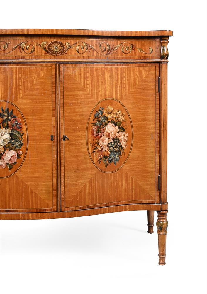 Y AN EDWARDIAN SERPENTINE FRONTED SATINWOOD SIDE CABINET, IN THE MANNER OF DRUCE & CO., CIRCA 1910 - 3
