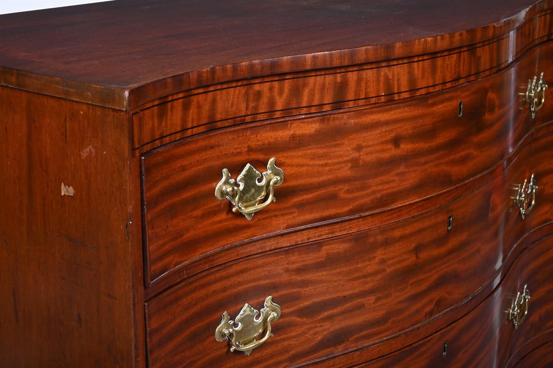 A GEORGE III MAHOGANY SERPENTINE FRONTED COMMODE OR CHEST OF DRAWERS, CIRCA 1780 - 2