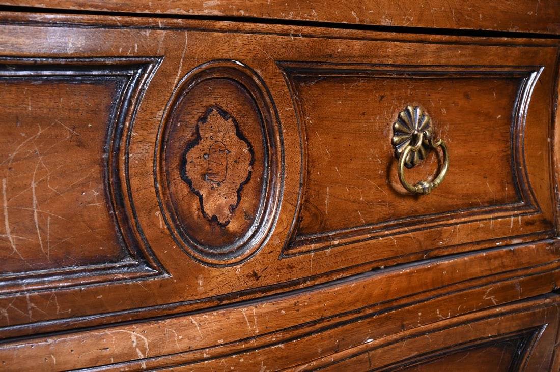 A WALNUT COMMODE, FRENCH PROVINCIAL, 19TH CENTURY - 3