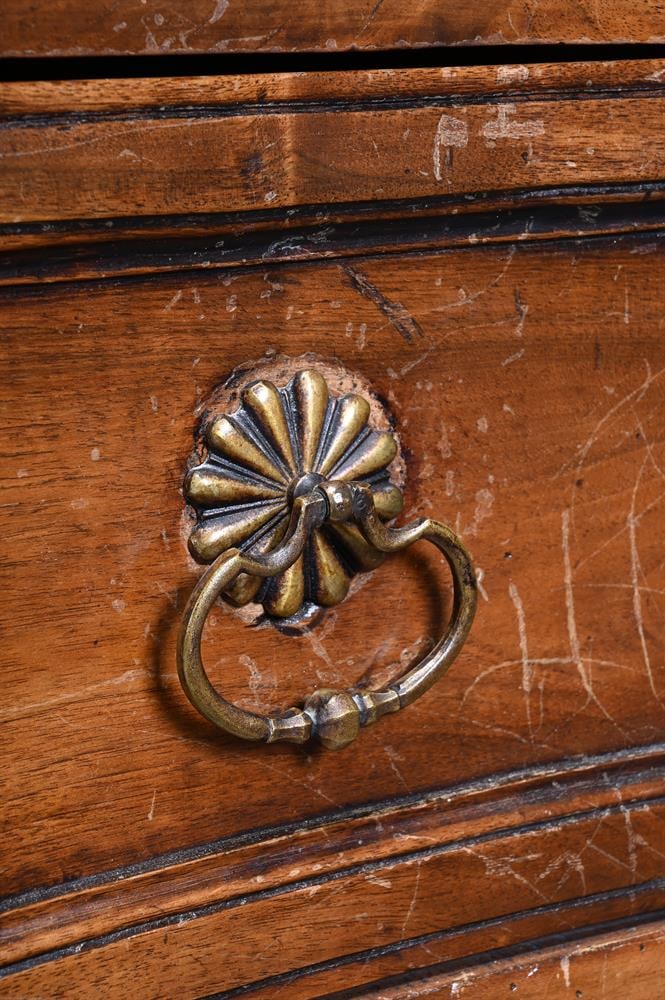A WALNUT COMMODE, FRENCH PROVINCIAL, 19TH CENTURY - 4