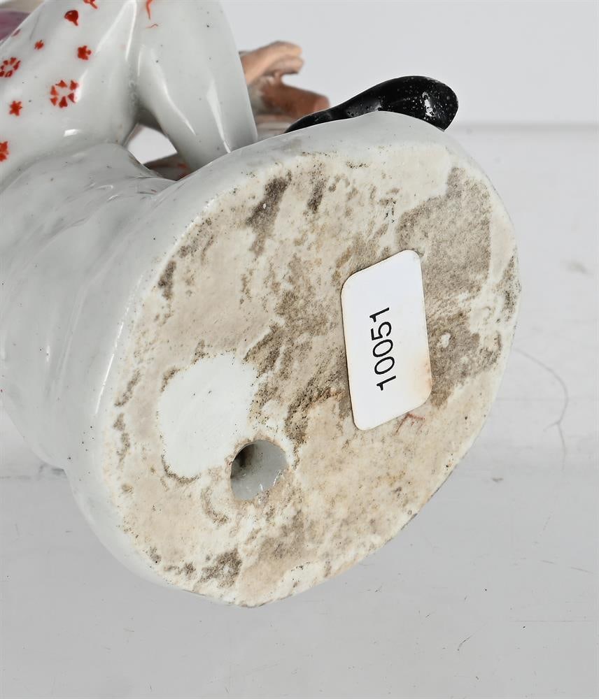 A BOW PORCELAIN MODEL OF A HARLEQUIN FROM THE COMMEDIA DELL'ARTE, CIRCA 1755 - 3