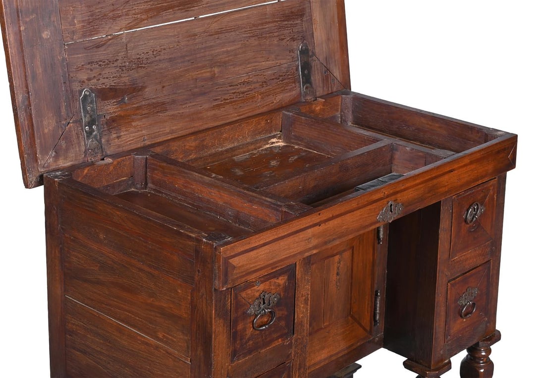 AN OAK AND WALNUT CONTINENTAL KNEEHOLE DESK OR WRITING TABLE, 18TH OR EARLY 19TH CENTURY - 3