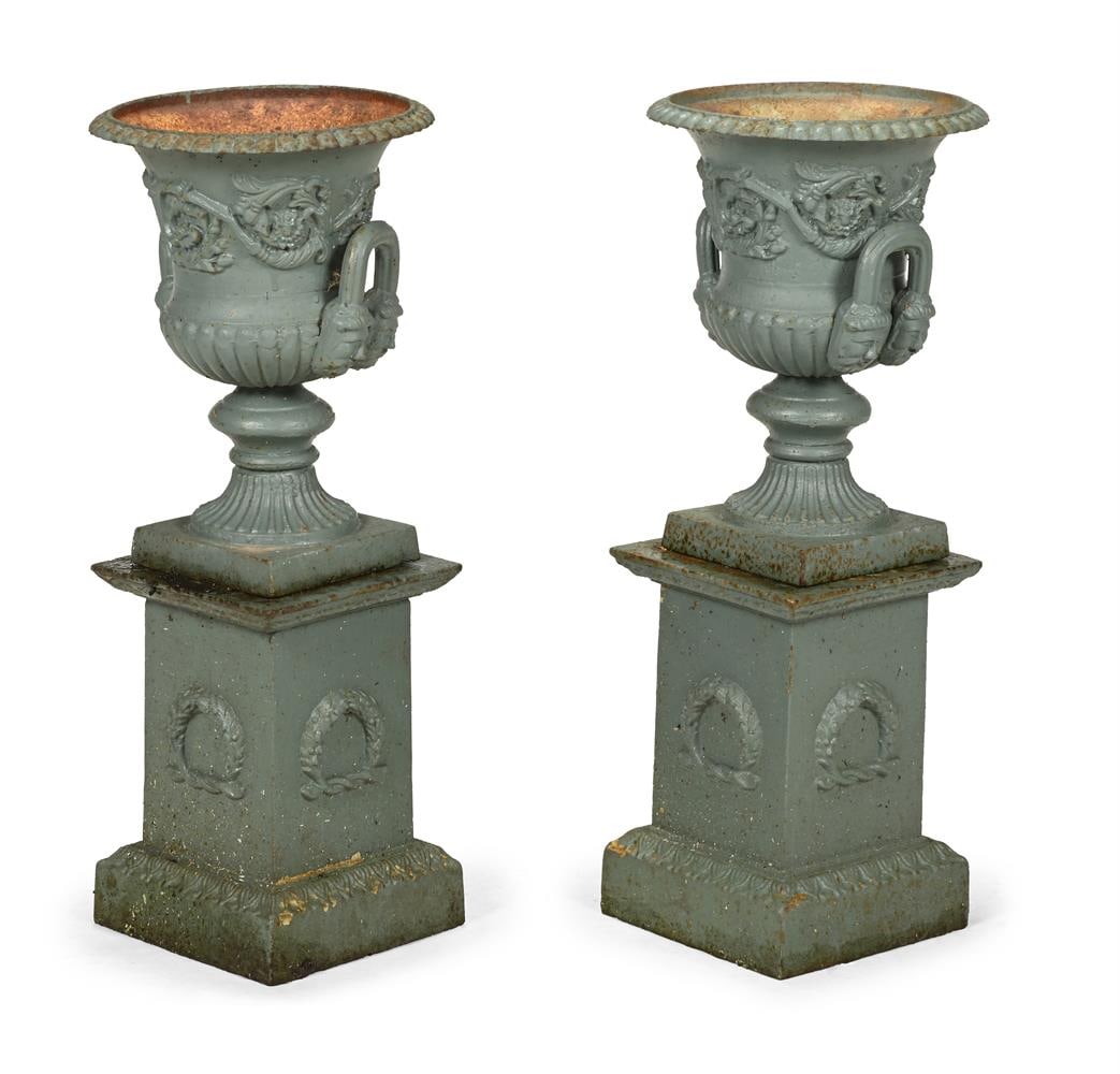 A SMALL PAIR OF CAST IRON URNS ON STANDS IN THE HANDYSIDE PATTERN, 20TH CENTURY - 2