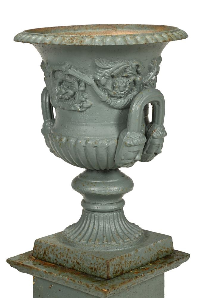 A SMALL PAIR OF CAST IRON URNS ON STANDS IN THE HANDYSIDE PATTERN, 20TH CENTURY - 3