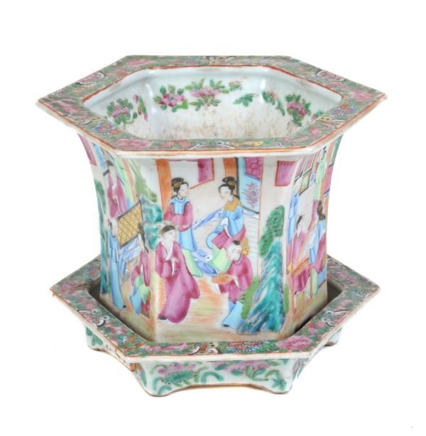 A Chinese famille rose porcelain hexagonal jardini