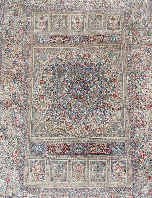 A Kashan carpet, decorated with animals and birds - 2