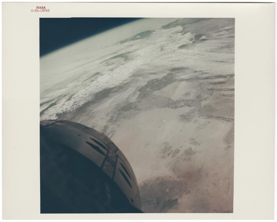 [Gemini III] THE EARTH FROM THE FIRST TWO-MAN ORBITING SPACECRAFT (1 of 2)