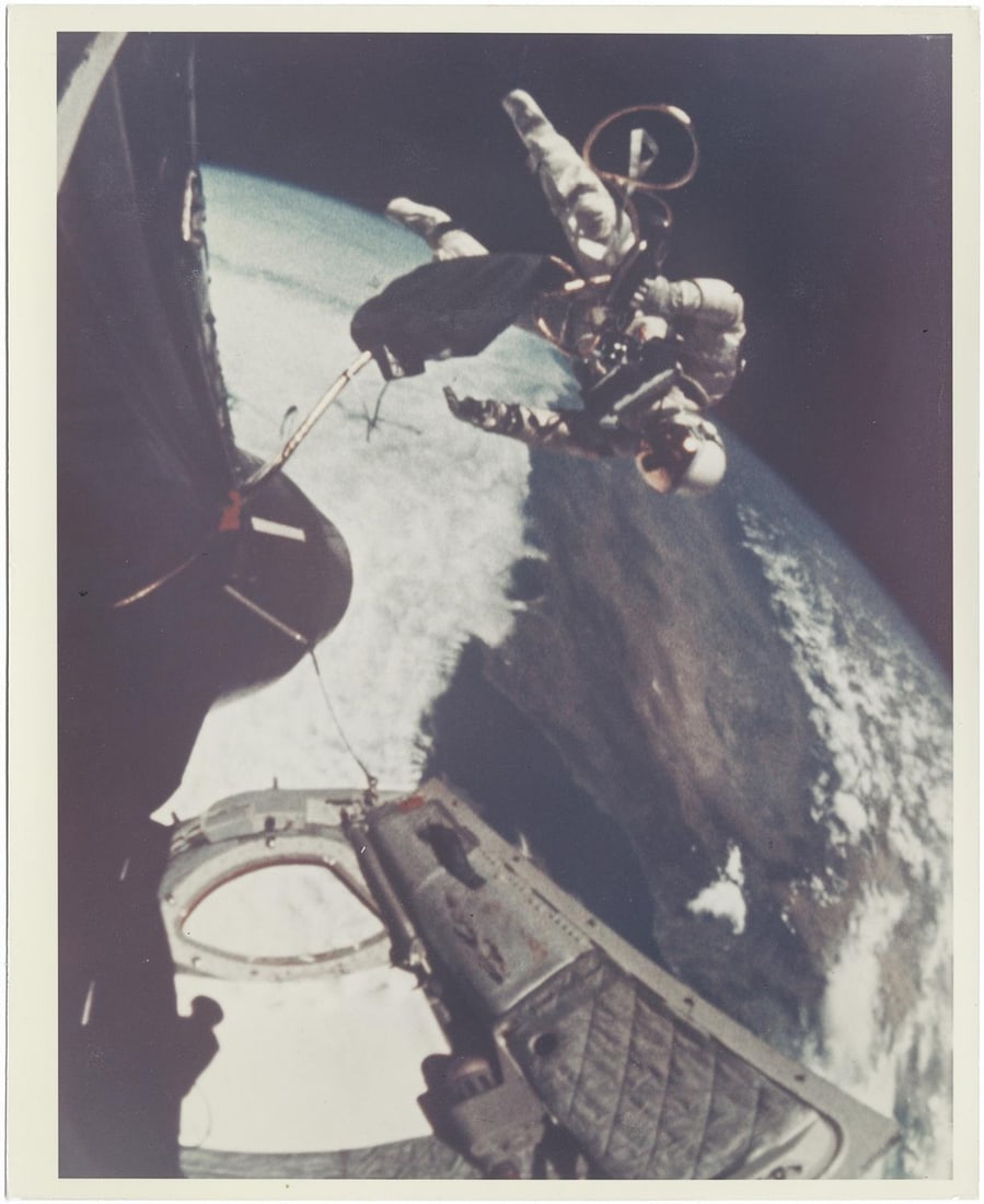 [Gemini IV] FIRST U.S. SPACEWALK: ED WHITE RELUCTANTLY MAKES HIS WAY TO THE GEMINI CAPSULE (1 of 4)