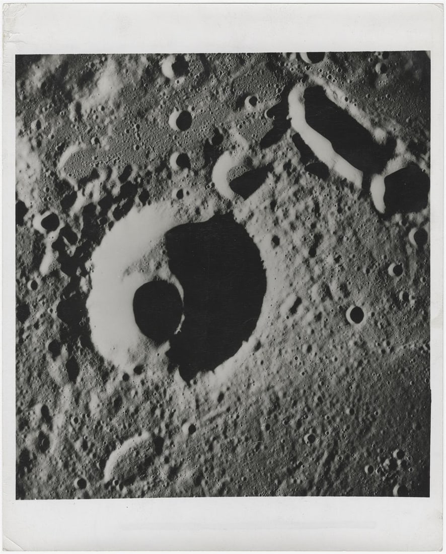 [Apollo 8] FIRST HUMAN VIEW OF THE FARSIDE OF THE MOON: “KEYHOLE?? CRATER: [Apollo 8] FIRST HUMAN VIEW OF THE FARSIDE OF THE MOON: KEYHOLE CRATER William Anders, 21-27 December 1968 Printed 1986.Vintage gelatin silver print on fibre-based paper [NASA image AS8-12-2052].With