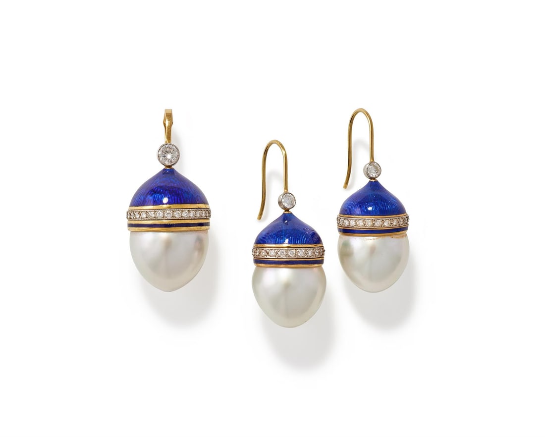 A CULTURED PEARL, ENAMEL AND DIAMOND PENDANT AND EARRING SET: A CULTURED PEARL, ENAMEL AND DIAMOND PENDANT AND EARRING SETEach drop shaped cultured pearl to a blue enamel cap with brilliant cut diamond border and single stone surmount, unmarkedSize/dimensions: e