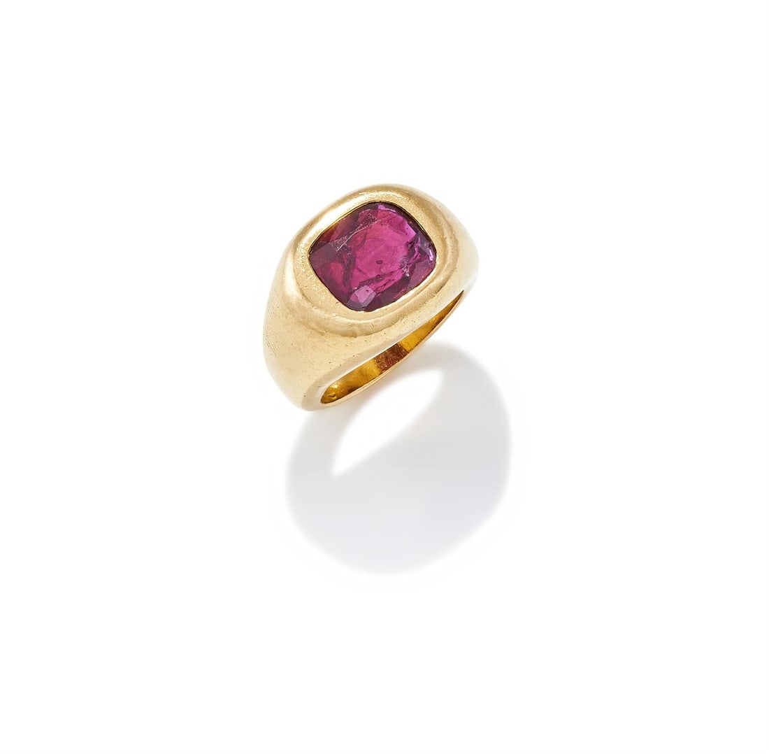 A RUBY SINGLE STONE RING (1 of 3)