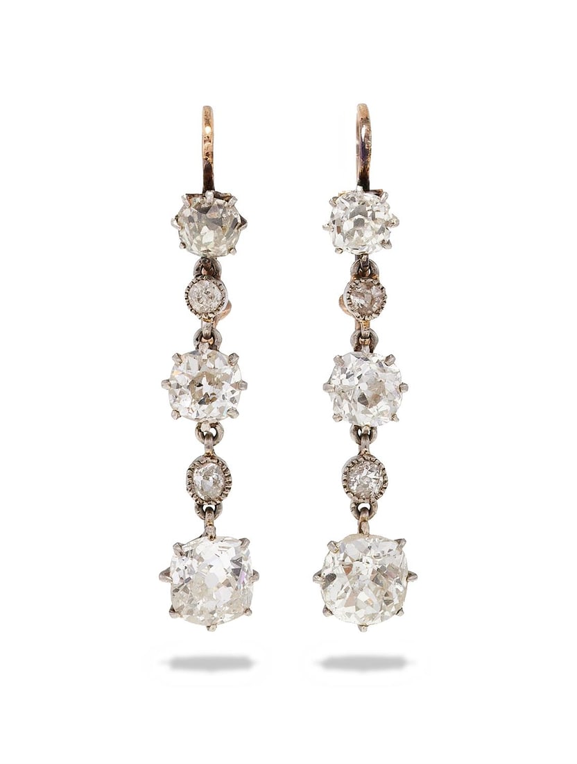 A PAIR OF EARLY 20TH CENTURY DIAMOND EARRINGS (1 of 2)