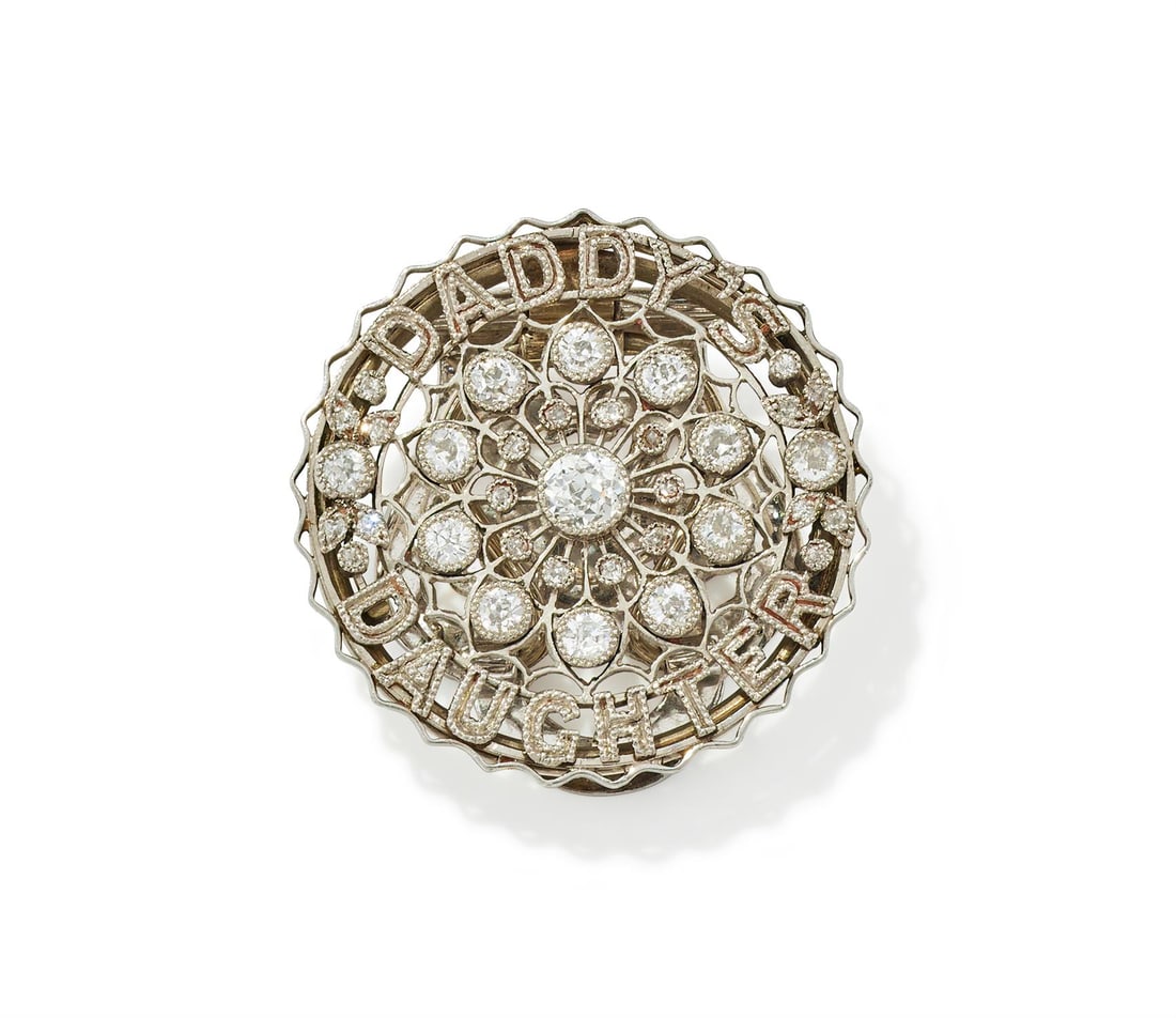 AN EARLY 20TH CENTURY DIAMOND BROOCH (1 of 2)
