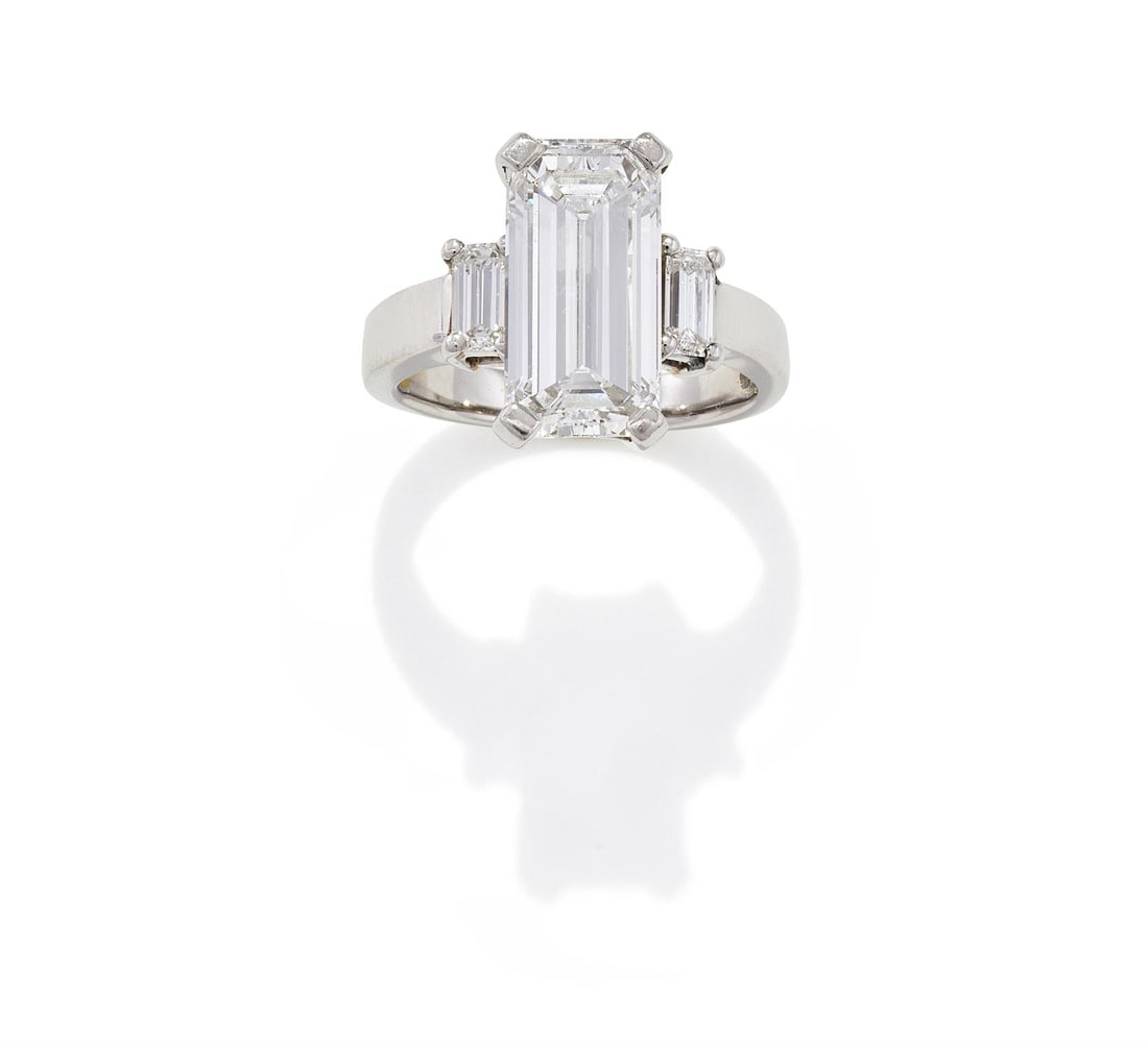 A DIAMOND SINGLE STONE RING (1 of 5)