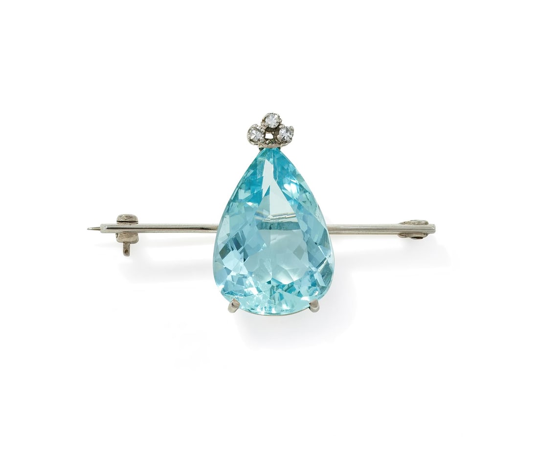 AN AQUAMARINE AND DIAMOND BROOCH: AN AQUAMARINE AND DIAMOND BROOCH The pear shaped aquamarine with single cut diamonds to the tip, on a knife edge bar, unmarked Size/dimensions: 4.1cm wide Gross weight: 7.0 grams