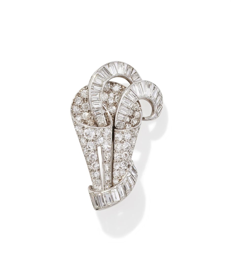 A MID 20TH CENTURY DIAMOND BROOCH (1 of 2)