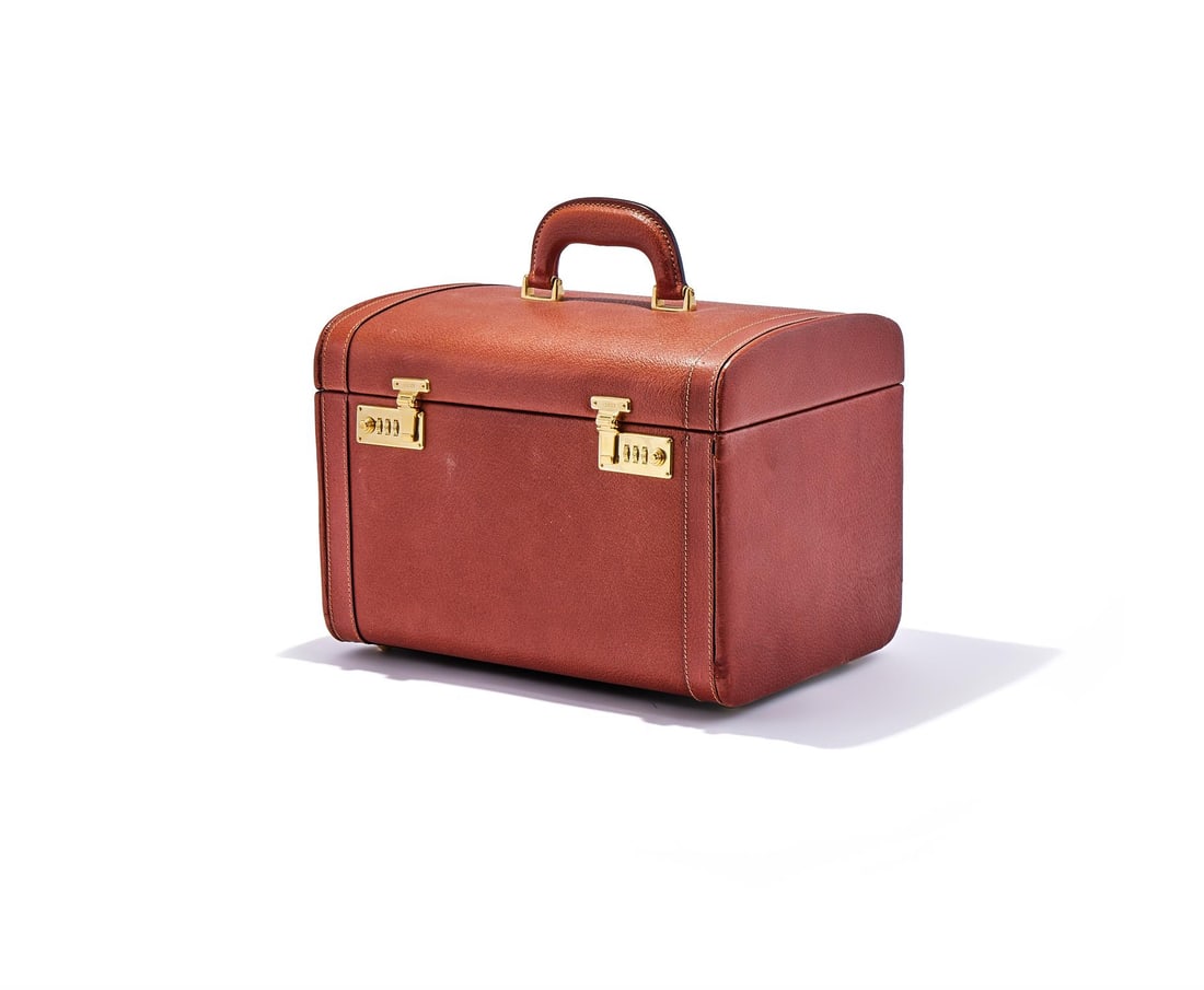 GUCCI, A BROWN LEATHER VANITY CASE (1 of 5)