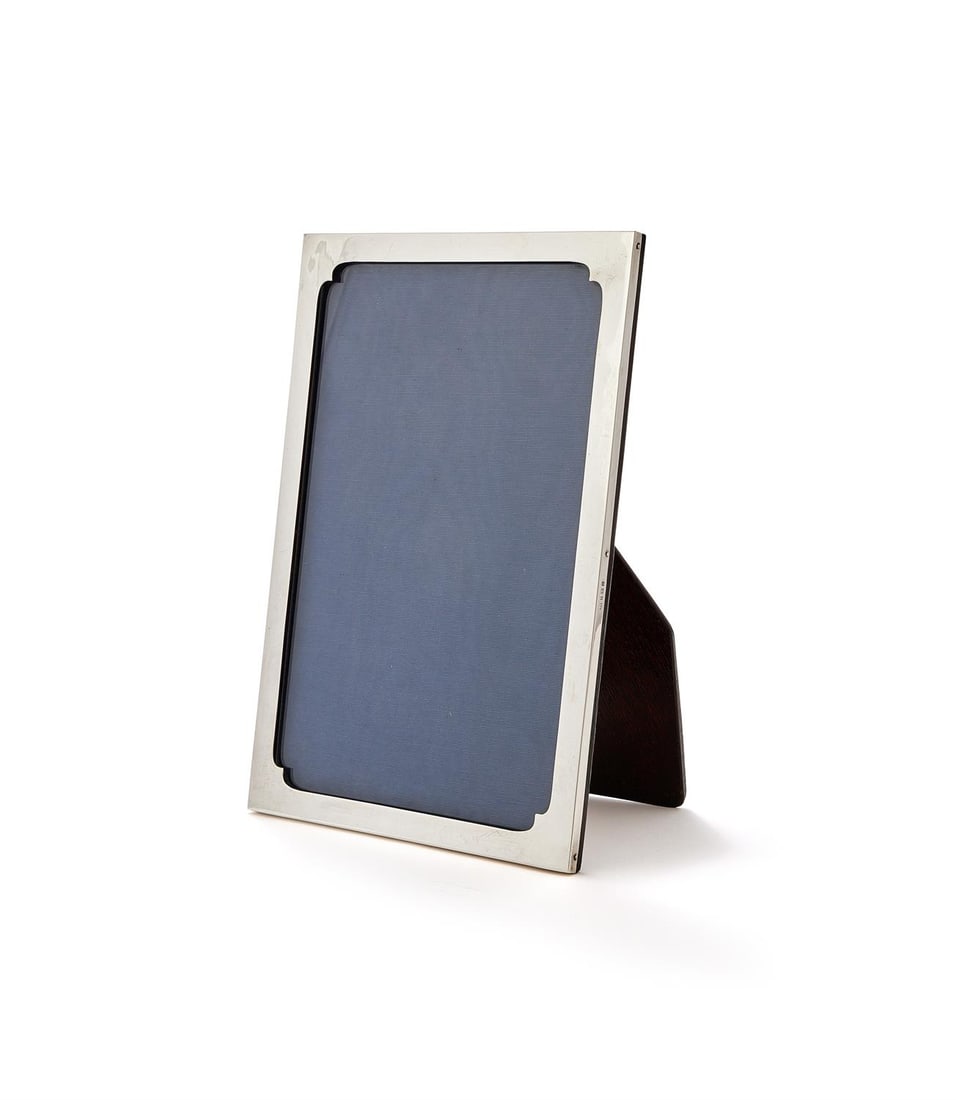 A SILVER MOUNTED RECTANGULAR PHOTO FRAME (1 of 2)