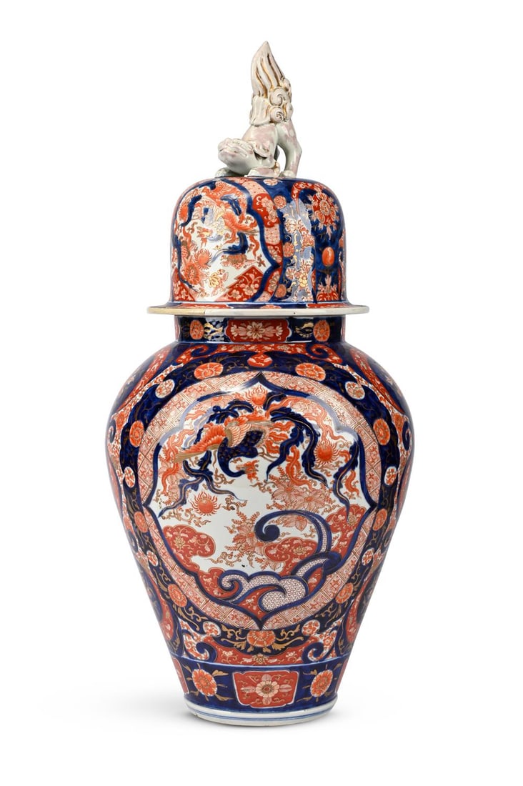 A LARGE JAPANESE IMARI VASE AND COVER, LATE 18TH TO EARLY 19TH CENTURY (1 of 6)