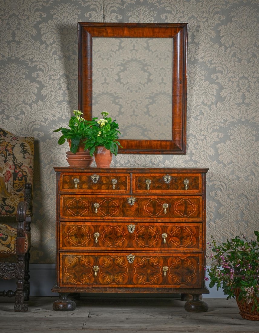 A FINE QUEEN ANNE OLIVEWOOD OYSTER AND WALNUT CROSSBANDED CHEST OF DRAWERS, CIRCA 1710 (1 of 5)