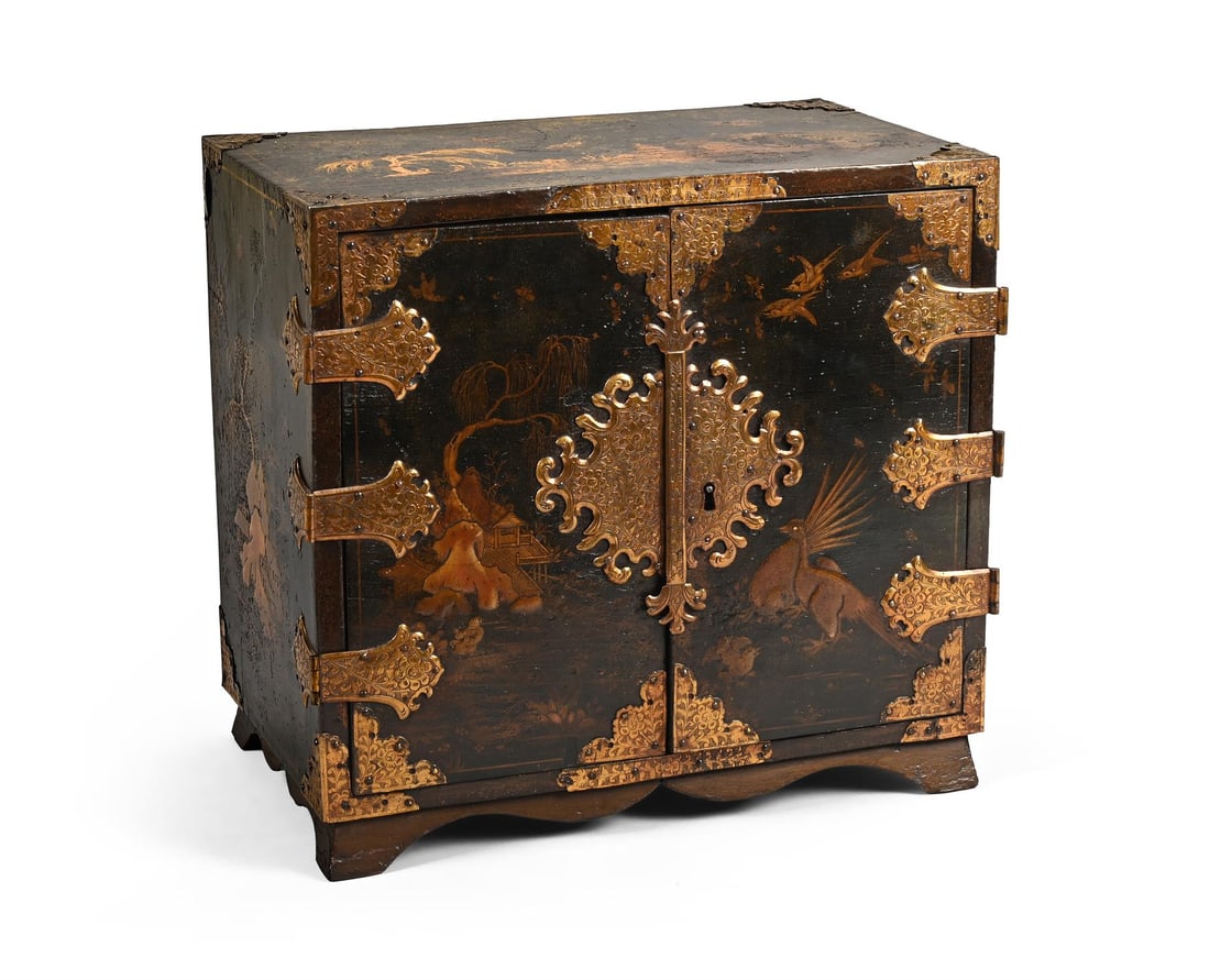 A SMALL WILLIAM & MARY BLACK LACQUER AND GILT CHINOISERIE DECORATED CABINET, CIRCA 1690 (1 of 5)