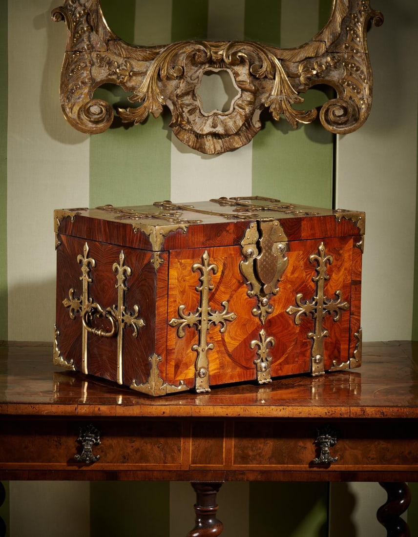 Y A WILLIAM & MARY KINGWOOD OYSTER, ROSEWOOD AND GILT METAL MOUNTED COFFRE FORT OR STRONGBOX: Y A WILLIAM & MARY KINGWOOD OYSTER, ROSEWOOD AND GILT METAL MOUNTED COFFRE FORT OR STRONGBOXCIRCA 1690The hinged top opening to storage, the fall hinged front operate by a catch to the interior, openi
