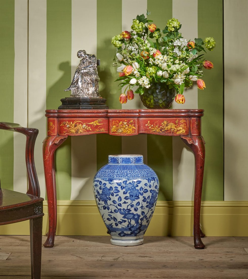 A FINE GEORGE I SCARLET LACQUER AND GILT JAPANNED FOLDING CARD TABLE, CIRCA 1725: A FINE GEORGE I SCARLET LACQUER AND GILT JAPANNED FOLDING CARD TABLECIRCA 1725With sunken counter wells around a baize lined surface79cm high, 92.5cm wide, 44cm deepFor a related red japanned card