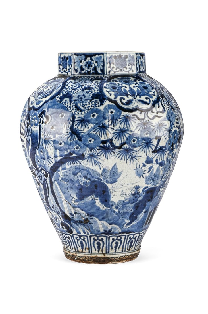 A JAPANESE ARITA BLUE AND WHITE OCTAGONAL VASE, EDO PERIOD, 18TH CENTURY: A JAPANESE ARITA BLUE AND WHITE OCTAGONAL VASEEDO PERIOD, 18TH CENTURY45cm high, the base 17.5cm diameter