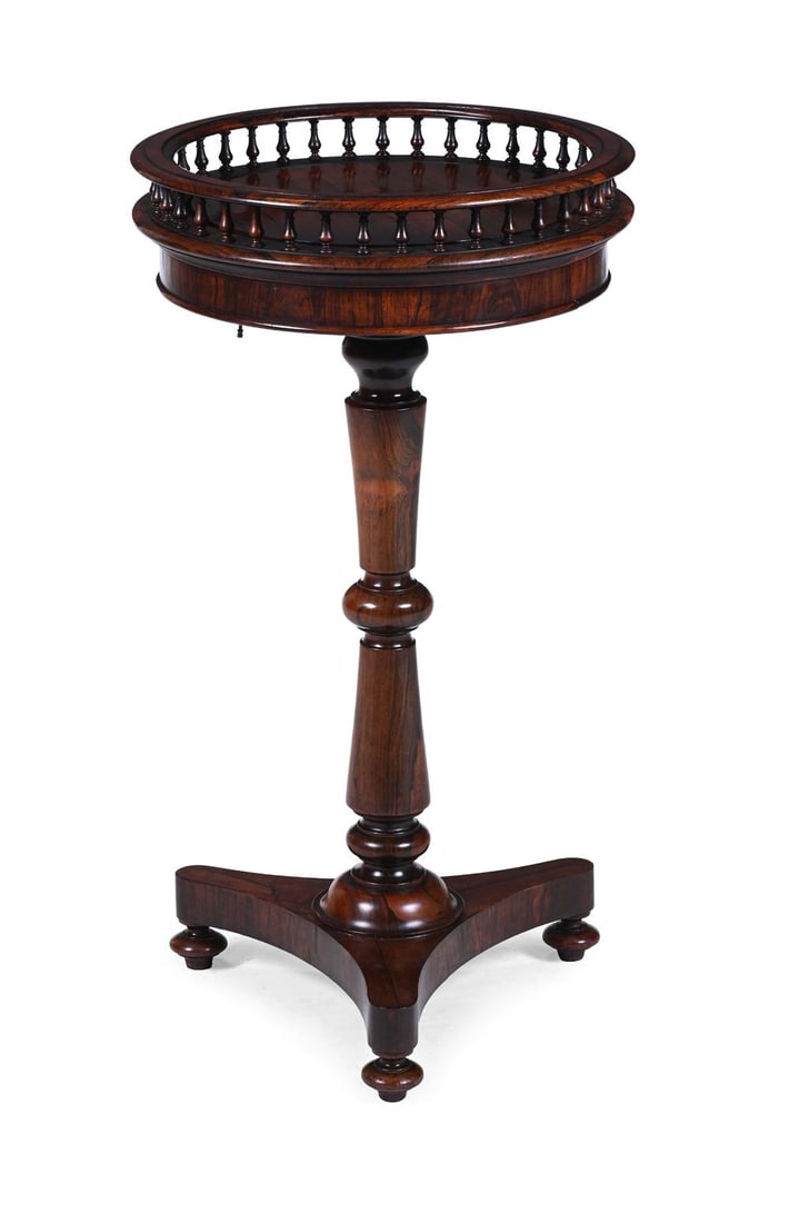Y A GEORGE IV ROSEWOOD OCCASIONAL TABLE, ATTRIBUTED TO GILLOWS, CIRCA 1825 (1 of 3)