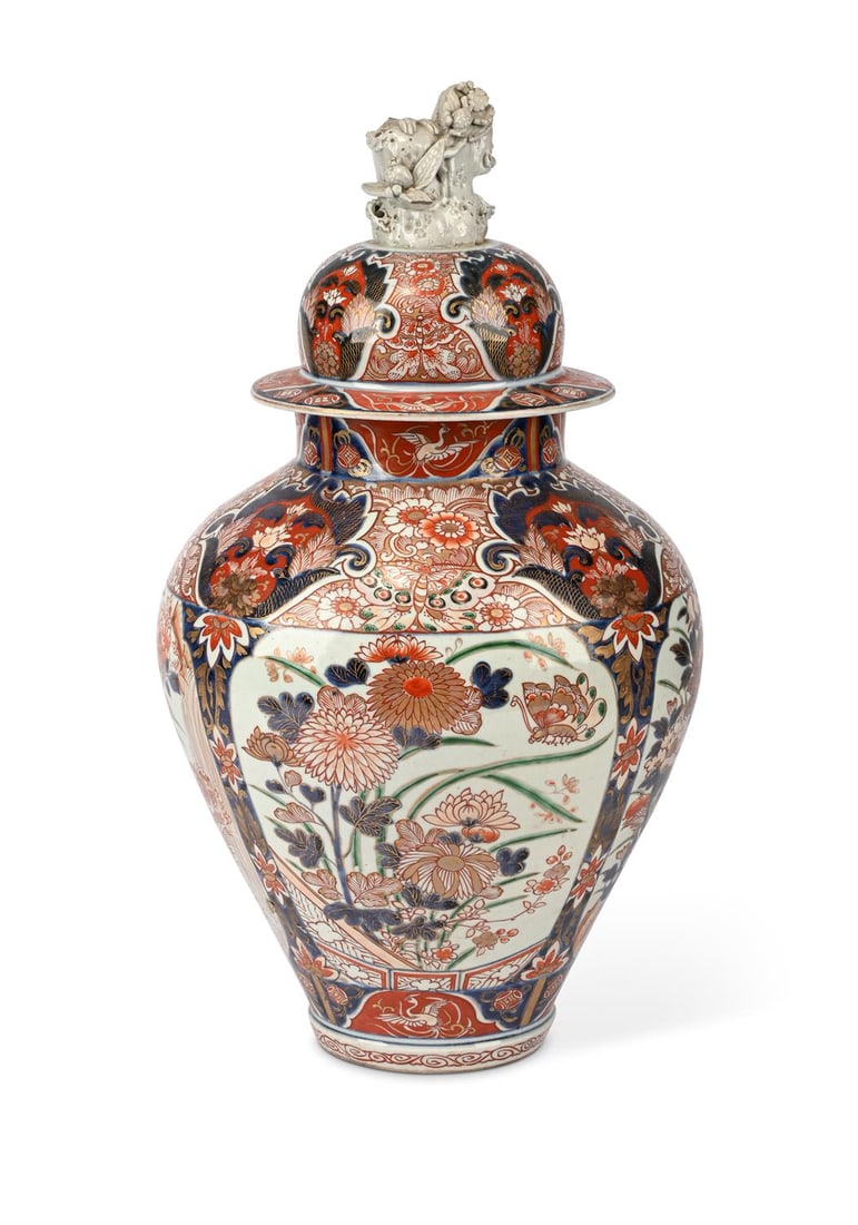 A JAPANESE IMARI VASE AND COVER, EDO PERIOD, LATE 17TH OR 18TH CENTURY (1 of 4)