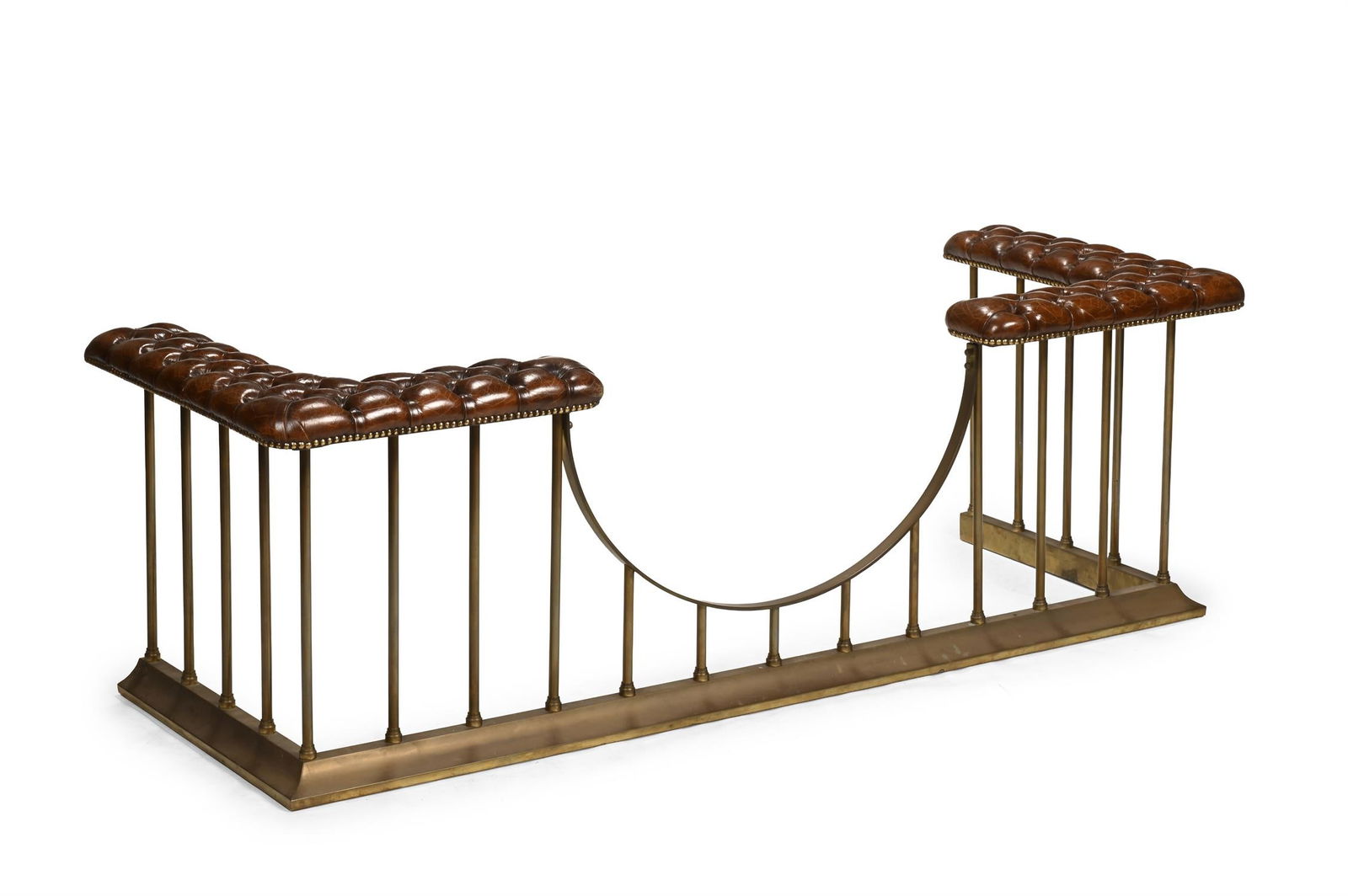 A LARGE BRASS AND LEATHER UPHOLSTERED CLUB FENDER, 20TH CENTURY (1 of 3)