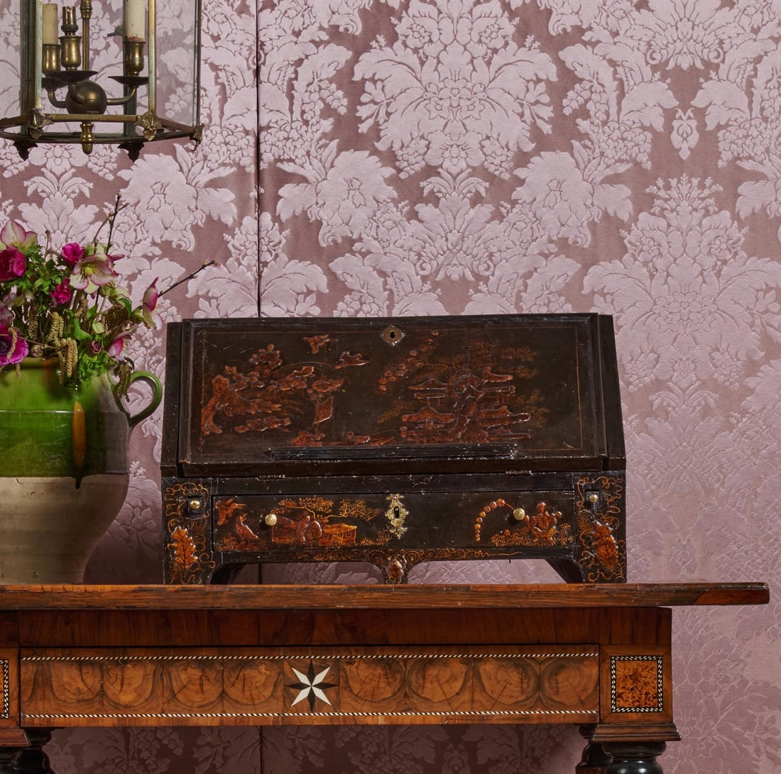 A GEORGE I BLACK LACQUER AND CHINOISERIE DECORATED TABLE TOP BUREAU, CIRCA 1720 (1 of 6)