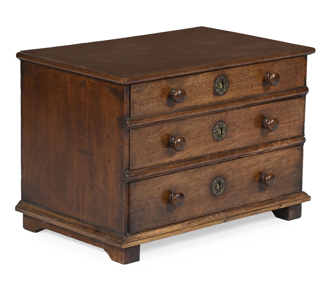 AN UNUSUAL SMALL GEORGE I WALNUT CHEST OF DRAWERS, CIRCA 1720 (1 of 3)